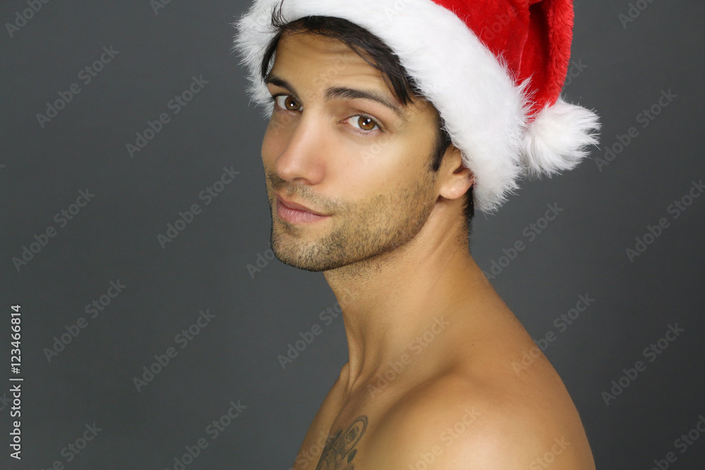 Beau mec avec un bonnet de Noël Stock Photo | Adobe Stock