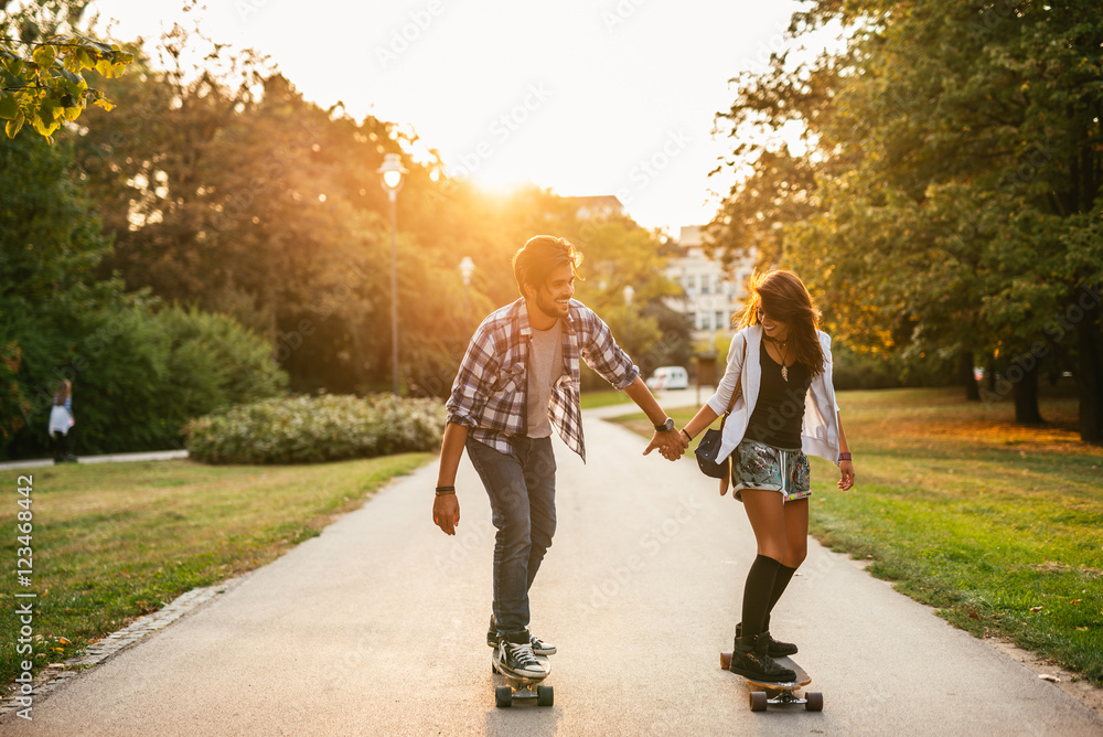 Obraz premium Driving a longboard