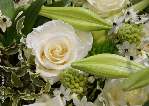 Weiße Lilien mit Rosen und Jasmin - Trauerfloristik