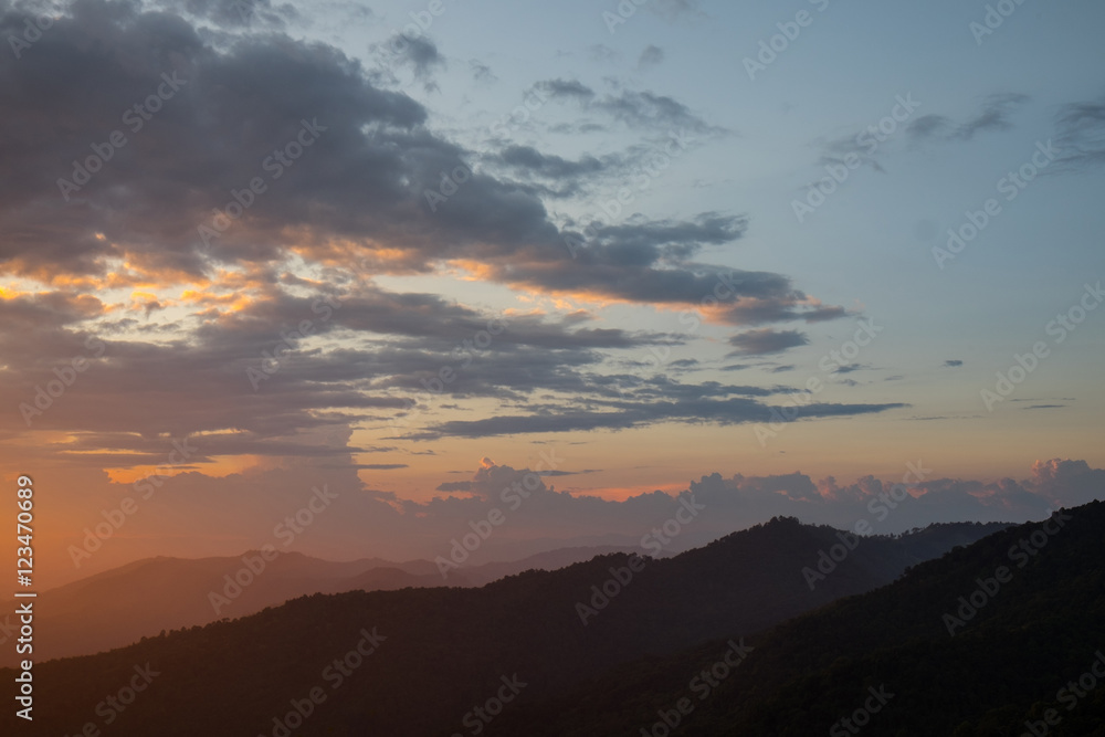 Fototapeta premium zachód słońca z górą
