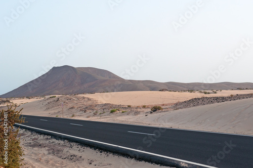 Fuerteventura, Isole Canarie: la strada e le dune di sabbia del parco naturale di Corralejo il 29 agosto 2016: 11 chilometri di dune formatesi dalla sabbia del Sahara portata dal vento photo