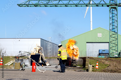 Ein Feuerwehrmann löscht ein Feuer photo