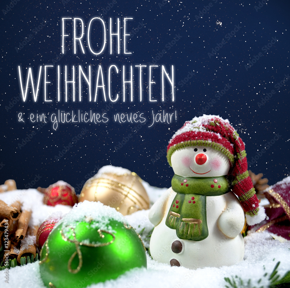 Schneemann und Tannenbaum mit weihnachtlicher winterlicher Dekoration