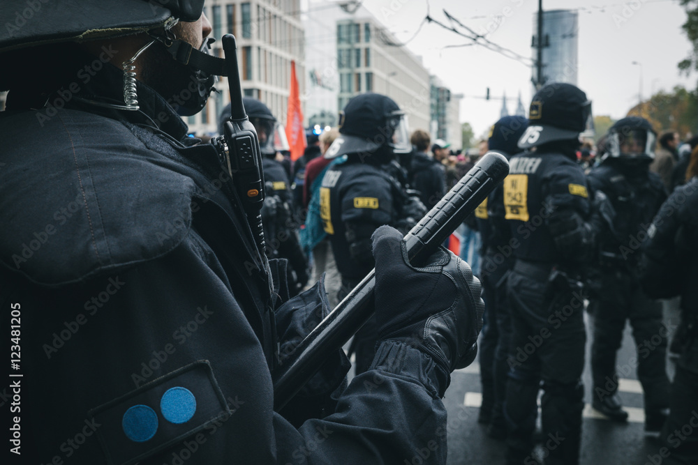 Polizeiaufmarsch bei Demonstration mit Wasserwerfer in Köln Polizeiaufmarsch bei Demonstration mit Wasserwerfer in Köln