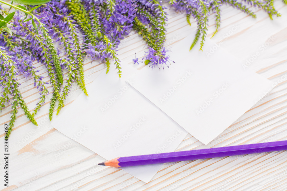 Листы бумаги, карандаш и луговые цветы на деревянном фоне Stock Photo ...