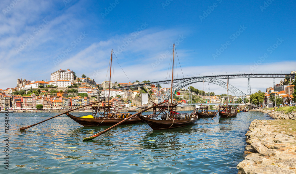 Obraz premium Porto and old traditional boats