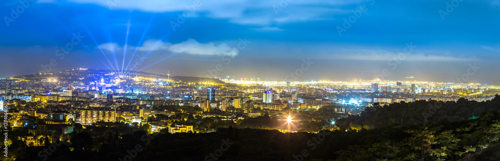 Obraz premium Barcelona w letnią noc