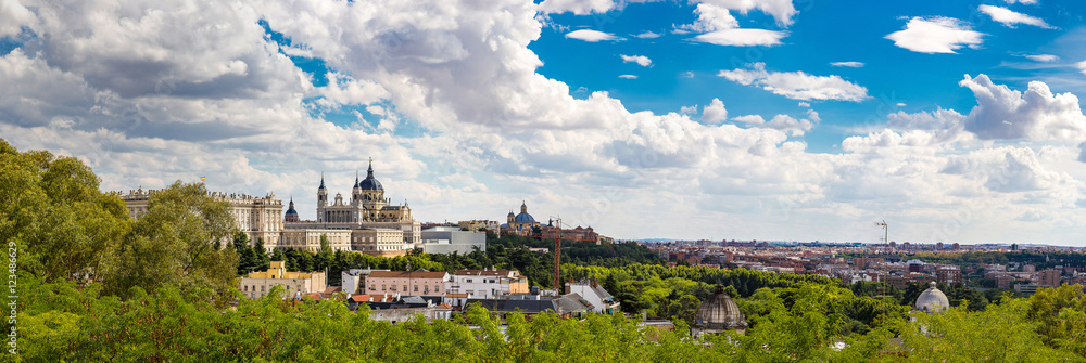 Fototapeta premium Almudena Cathedral in Madrid, Spain