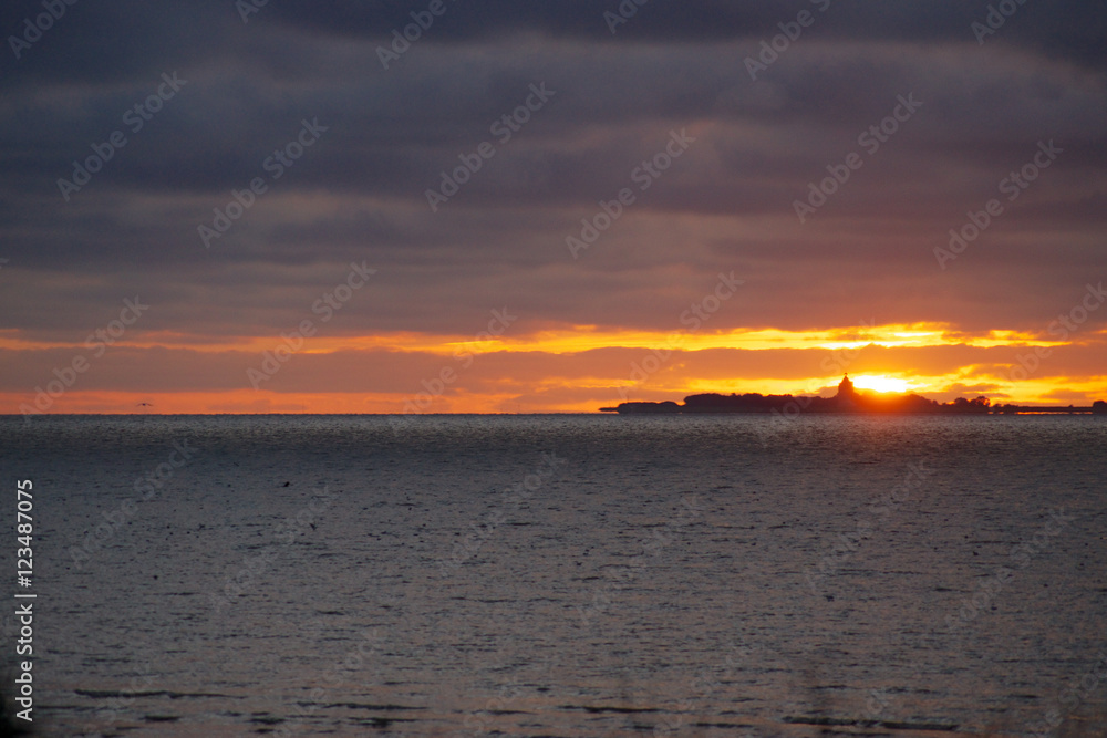 Fototapeta premium Cuxhaven Sonnenuntergang über der Insel neuwerk