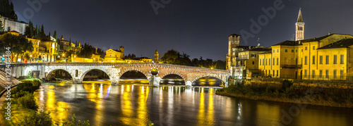 Fototapeta Naklejka Na Ścianę i Meble -  Ponte di Pietra. Bridge in Verona