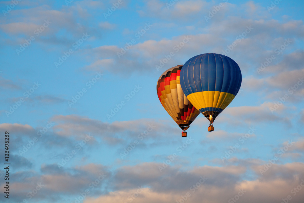 Obraz premium Colorful hot air balloon is flying at suset