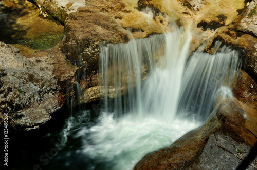 Wasserfall im Nationalpark   tschergr  ben