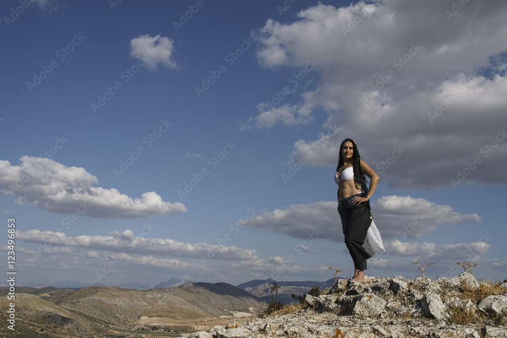 mujer de rasgos árabes en un hermoso paisaje mujer de rasgos árabes en un hermoso paisaje