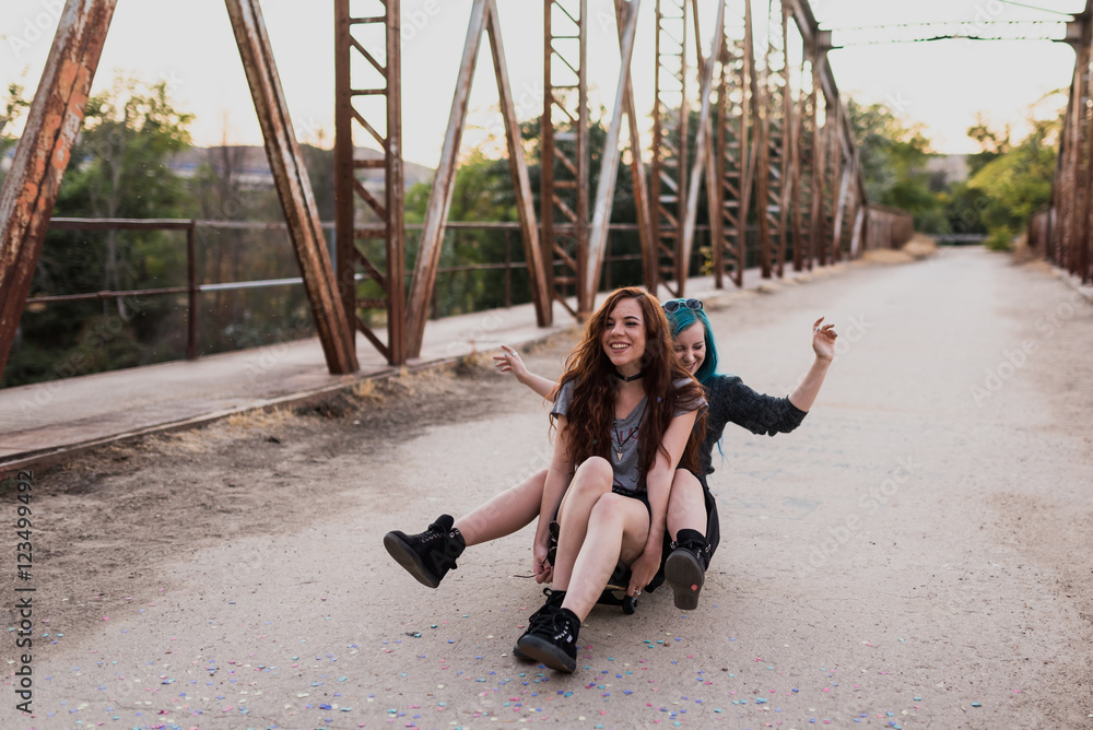 © ADDICTIVE STOCK - Two teens sit on one skateboard and laughing © ADDICTIVE STOCK - Two teens sit on one skateboard and laughing