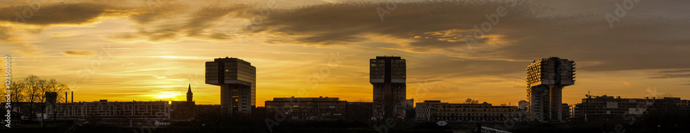 Kölner Kranhäuser / Rheinauhafen vor herbstlichem Sonnenuntergang