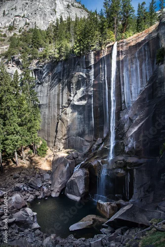 Obraz wodospad, skały i drzewa