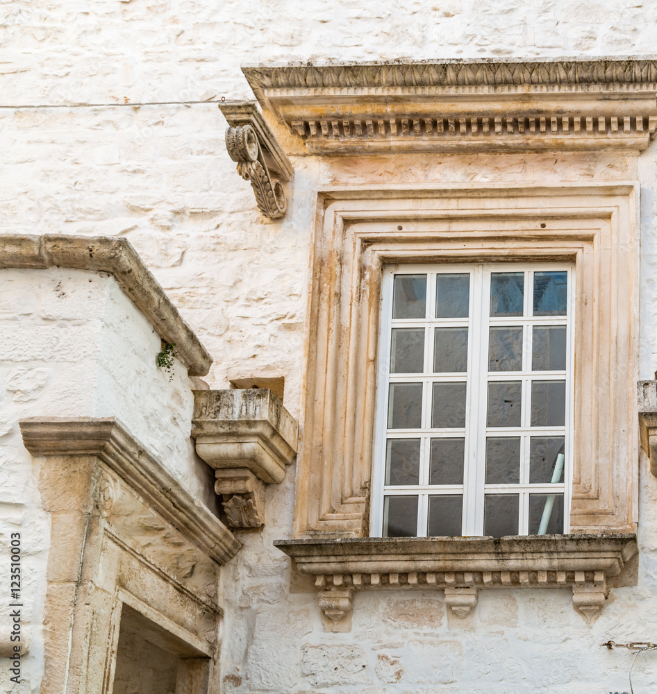 Naklejka premium Locorotondo, windows of whitewashed house