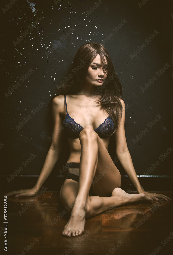 Obraz premium sad woman sitting alone in a empty room