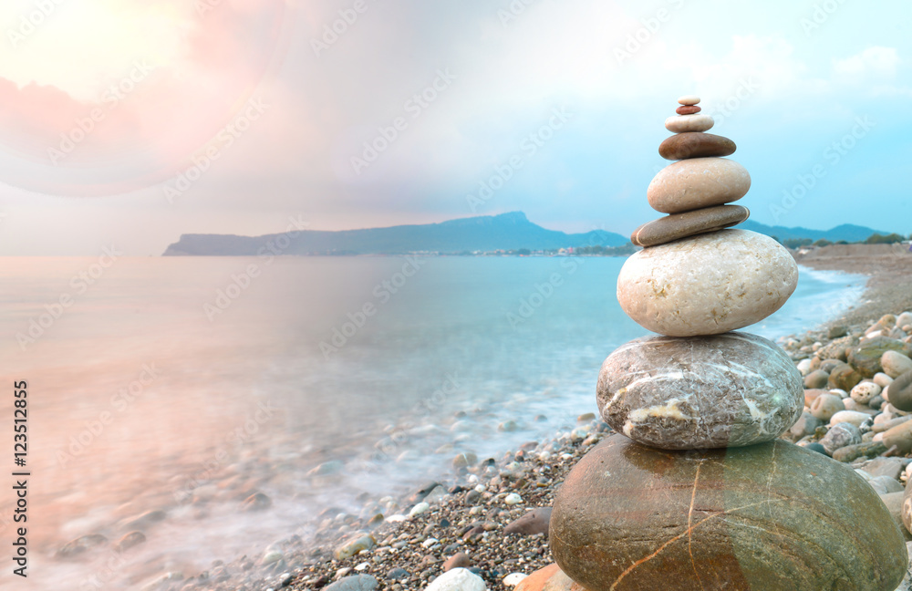 Fototapeta premium zen taşları ve sahilde gündoğumu