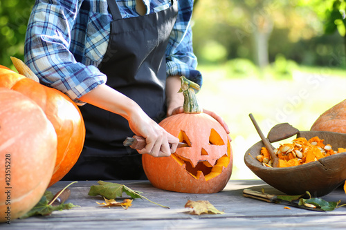 Фотография carve pumpkins for Halloween