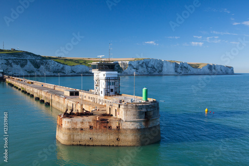 Obraz na płótnie White cliffs and Dover harbor along the coast of English channel