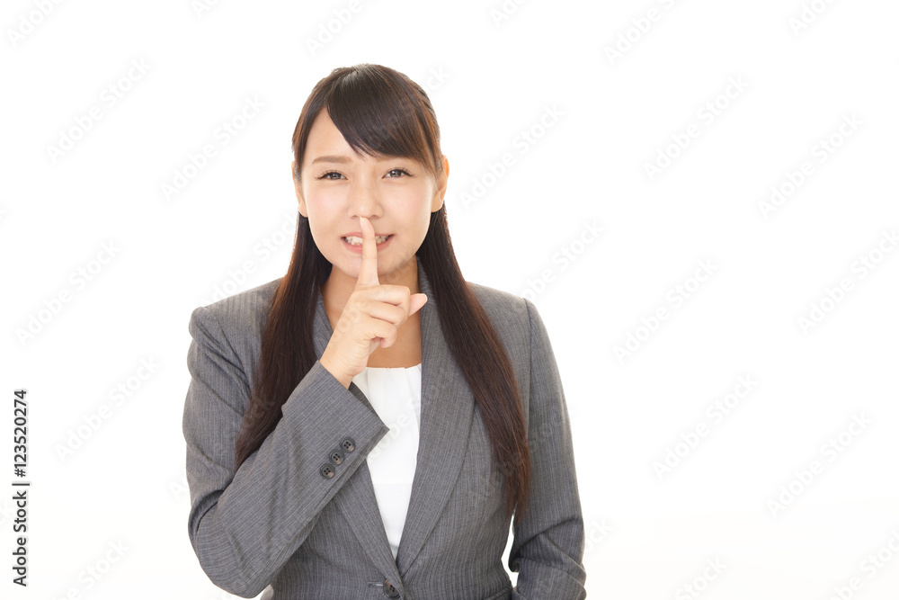 唇に指を当てる女性 唇に指を当てる女性