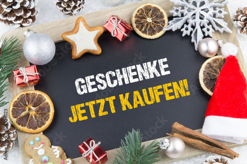 Geschenke jetzt kaufen! Weihnachtstafel photo