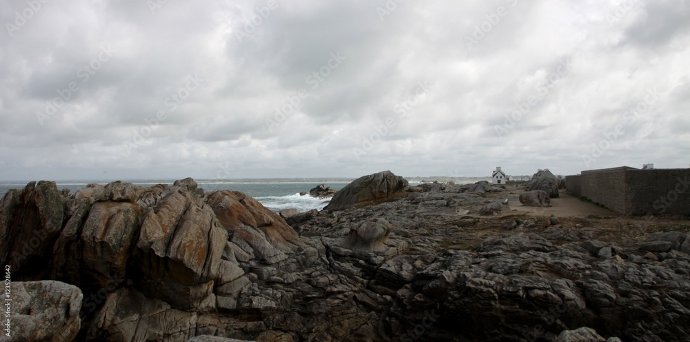 côte rocheuse en Bretagne