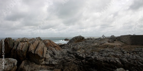 côte rocheuse en Bretagne