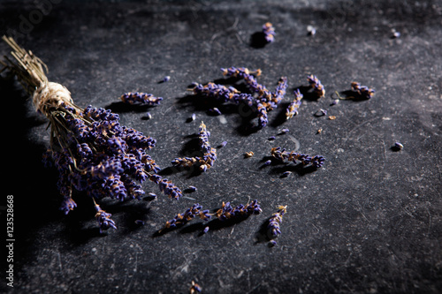 Ein Strauß getrockneter Lavendel auf einer schwarzen Steinplatte