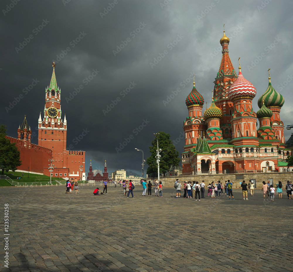 Obraz premium MOSCOW - August, 4: Tourists walk on Red square near Kremlin wall August 4, 2016 in Moscow, Russia.