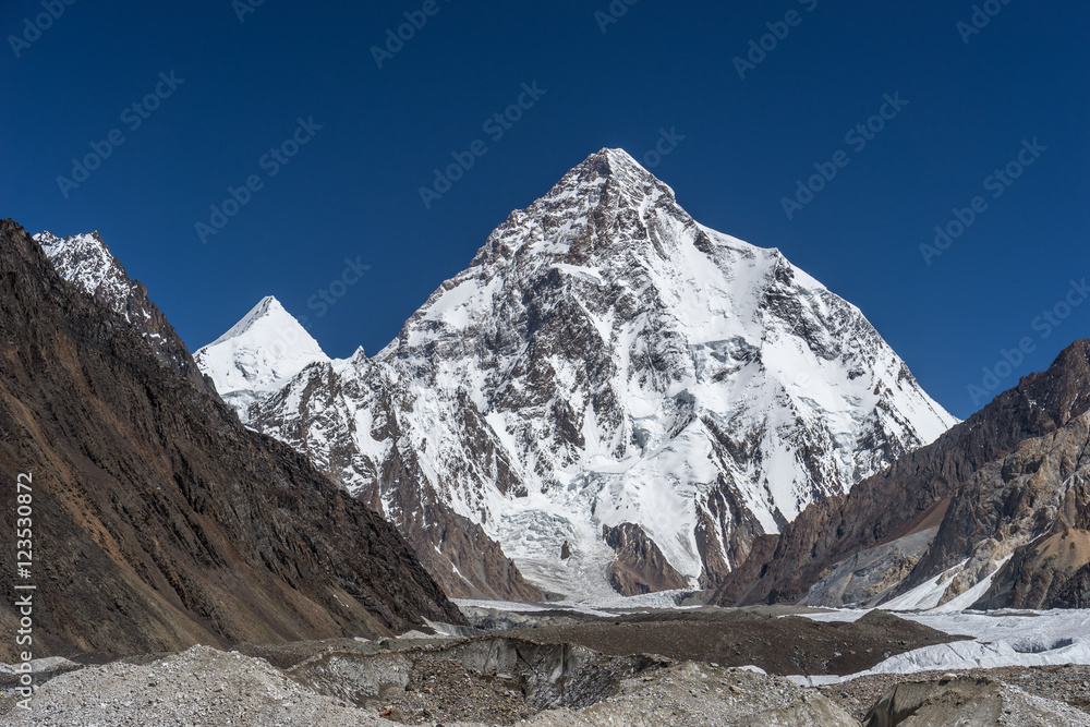 Fototapeta premium Szczyt K2 w pogodny dzień, K2 trek