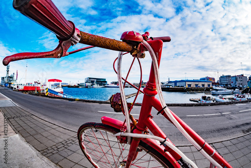 Rostiges Fahrrad am Hafen von Reykjavik, Island