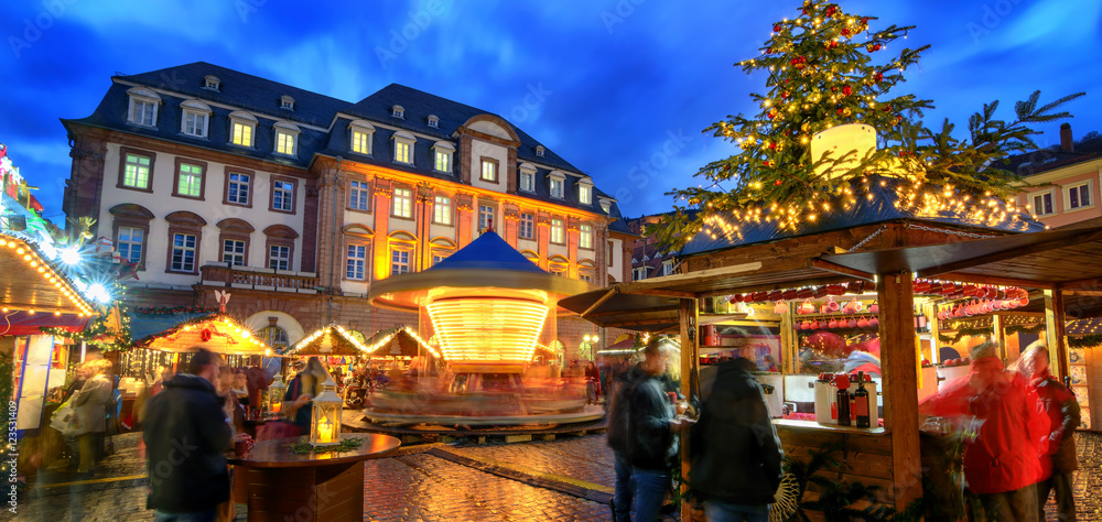 Weihnachtsmarkt in Heidelberg bei Dämmerung, Logos und Texte entfernt