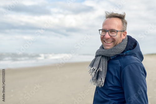 Lächelnder Mann mittleren Alters blickt in die Kamera photo