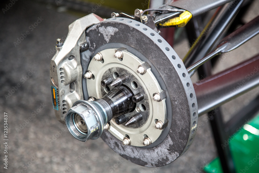 Wheel axis of racing car Wheel axis of racing car