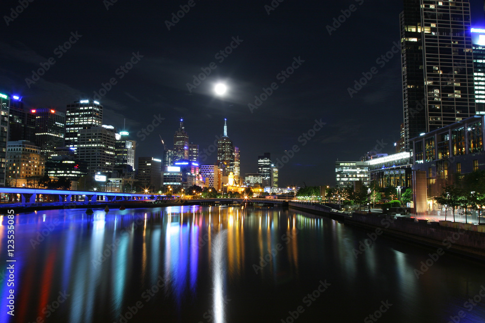 Obraz premium Melbourne night reflections on river 