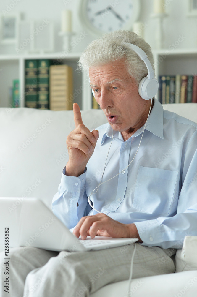 Fototapeta premium senior man at home with laptop
