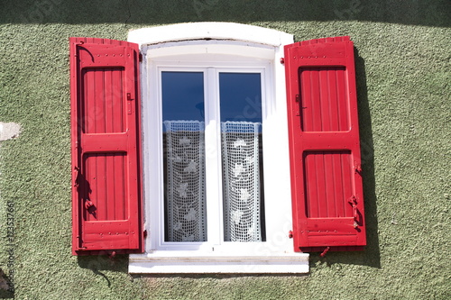 Obraz na plátně Finestra con ante rosse