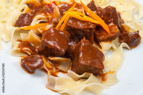 Gourmet Rindergulasch mit Bandnudeln