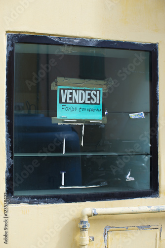 Cartello Vendesi, vetrina negozio, crisi, fallimento