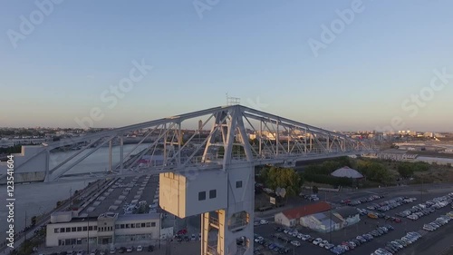survol par drone d'une grue de port