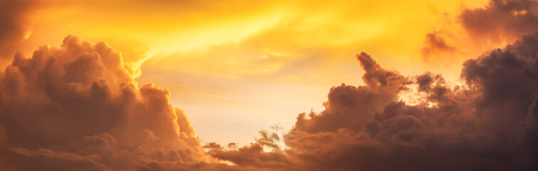 Canvas schilderij Hemel Gouden zonsopgang panorama aan hemel  © tanyaeroko