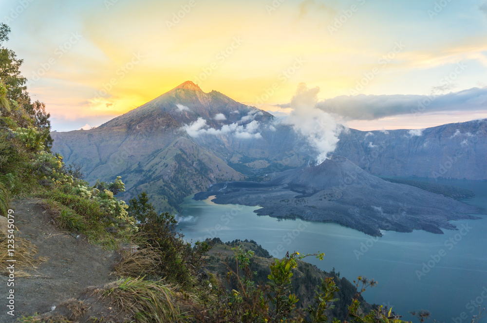 Obraz premium Sunrise at rinjani mount