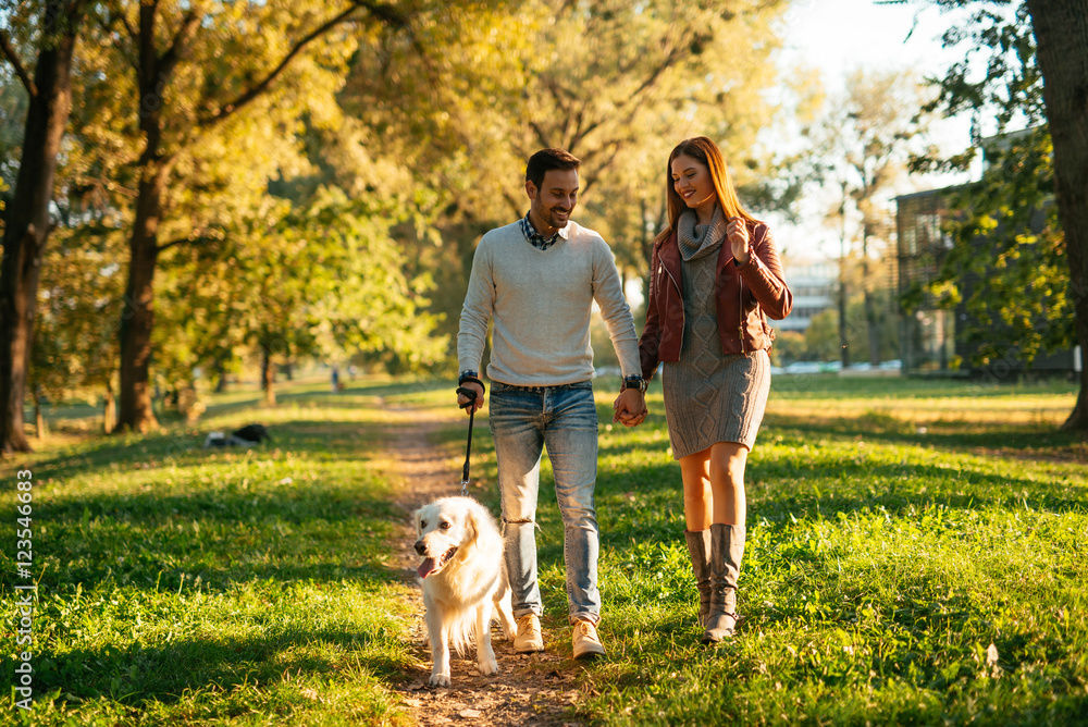 Obraz premium Enjoying a walk in the park