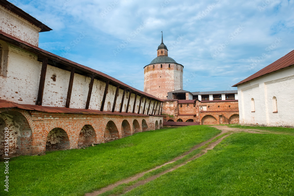 Merezhennaya (Belozersky) tower and walls of Kirillo-Belozersky
