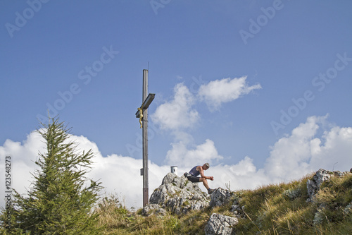 Wanderer auf dem Gipfel des Heubergs photo