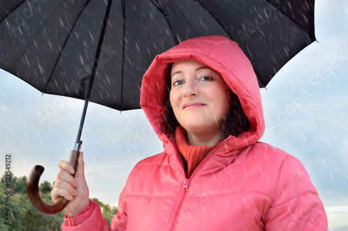 Canvastavla happy woman under the rain