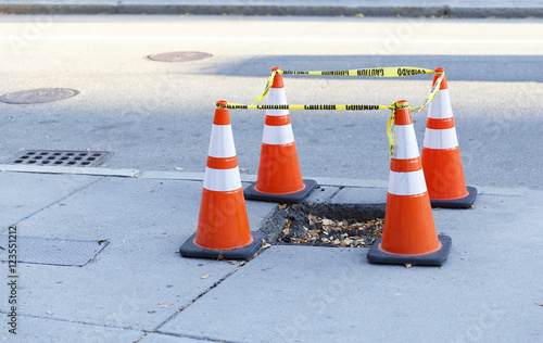 Εκτύπωση καμβά pothole on the sidewalk fenced
