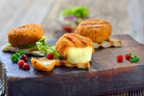 Tableau sur toile Toast mit heißen Mini-Camemberts und Preiselbeeren -Toasted panini triangles wit